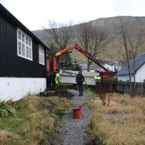 Mandskab arbejder på at stabilisere det synkende fundament ved Fuglefjord Præstegård